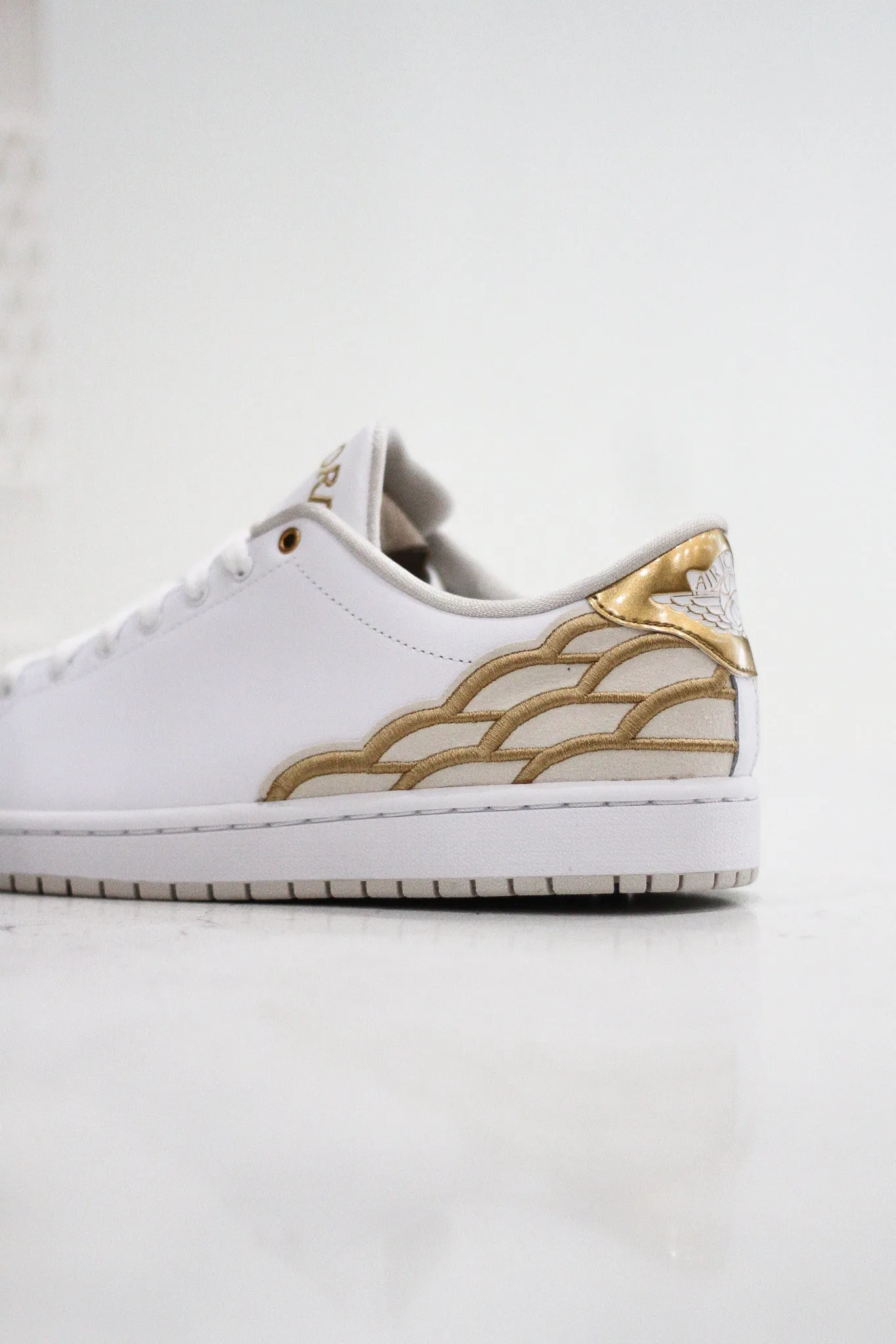 AIR JORDAN 1 CENTRE COURT "WHITE GOLD"