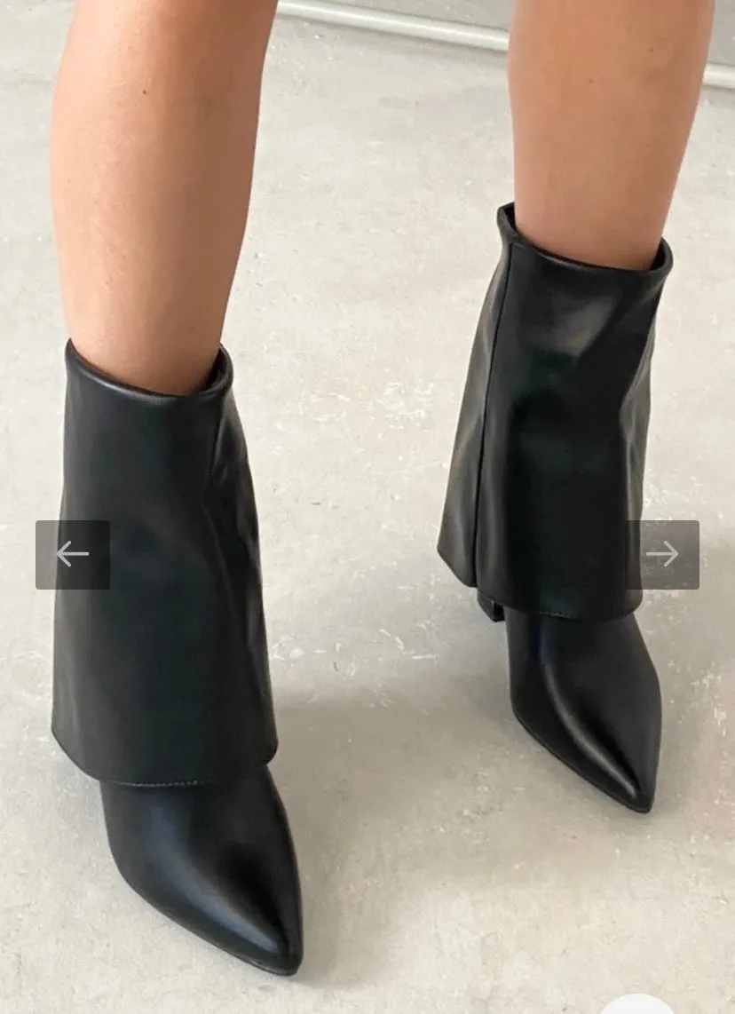 BLACK FOLD OVER MID LENGTH HEELED BOOT