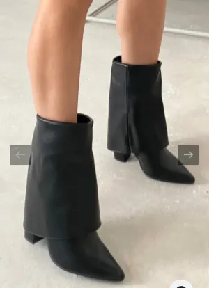 BLACK FOLD OVER MID LENGTH HEELED BOOT